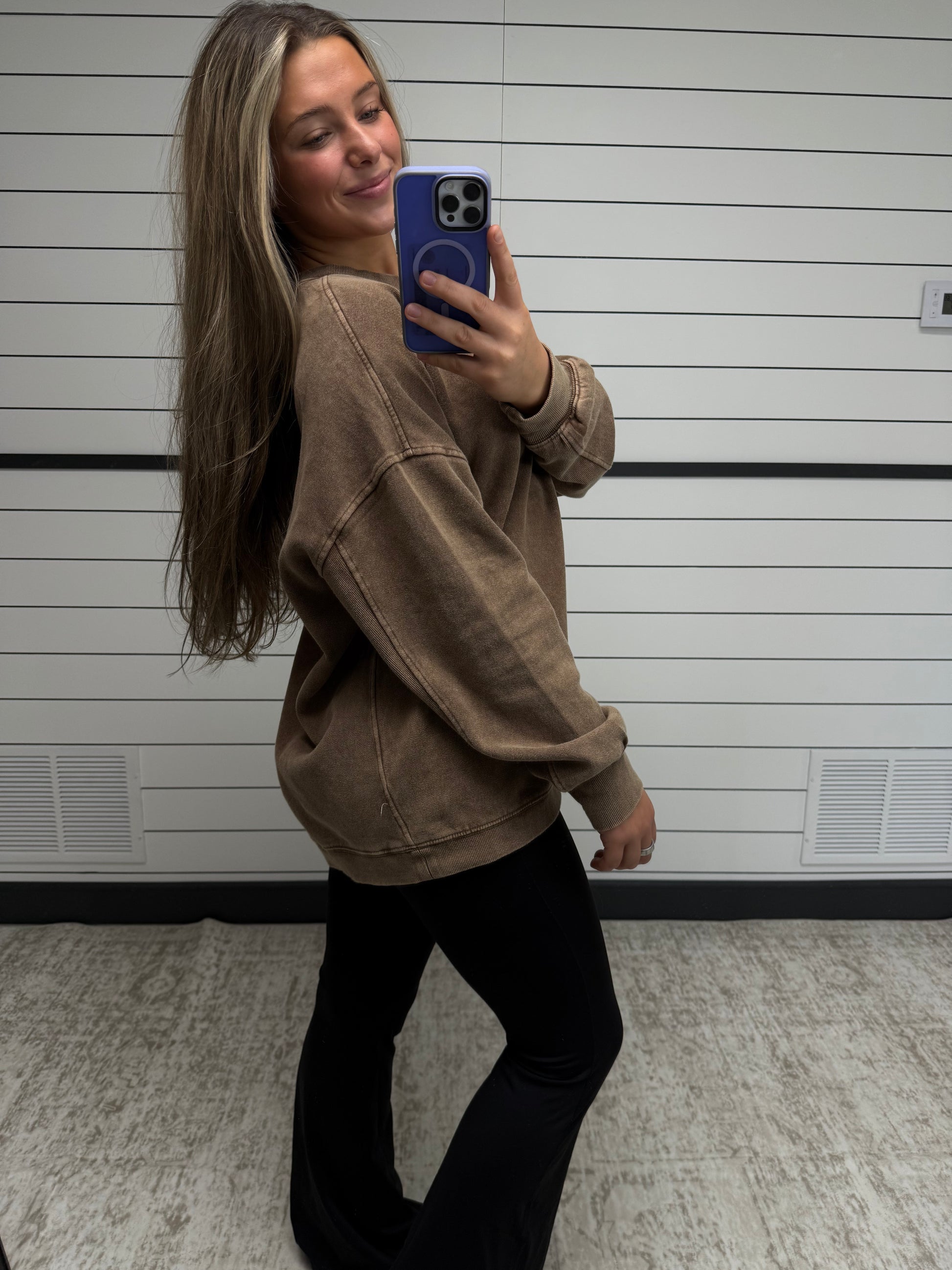 Soft relaxed crewneck sweatshirt, oversized women’s pullover with crew neck