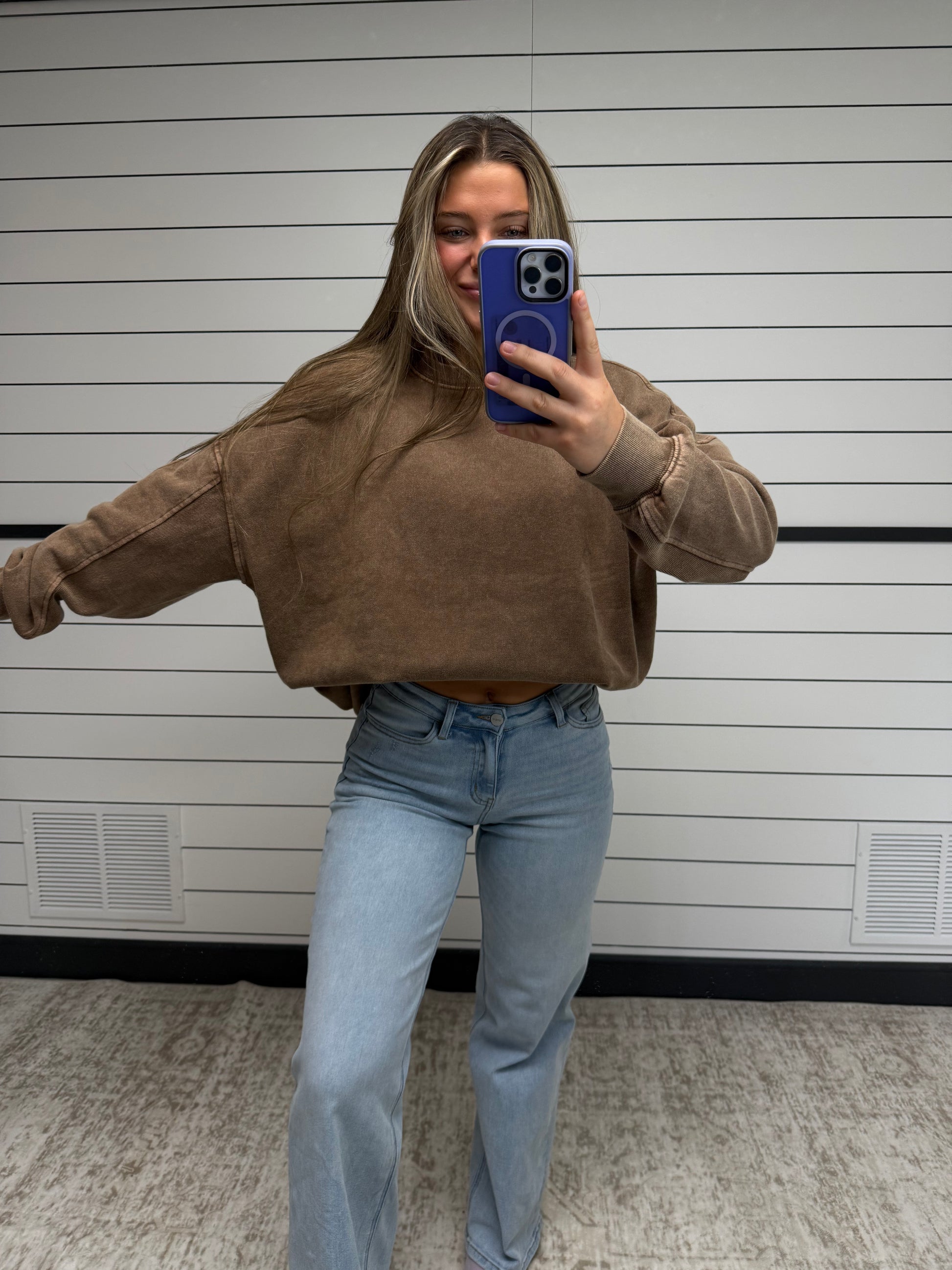 Soft relaxed crewneck sweatshirt, oversized women’s pullover with crew neck
